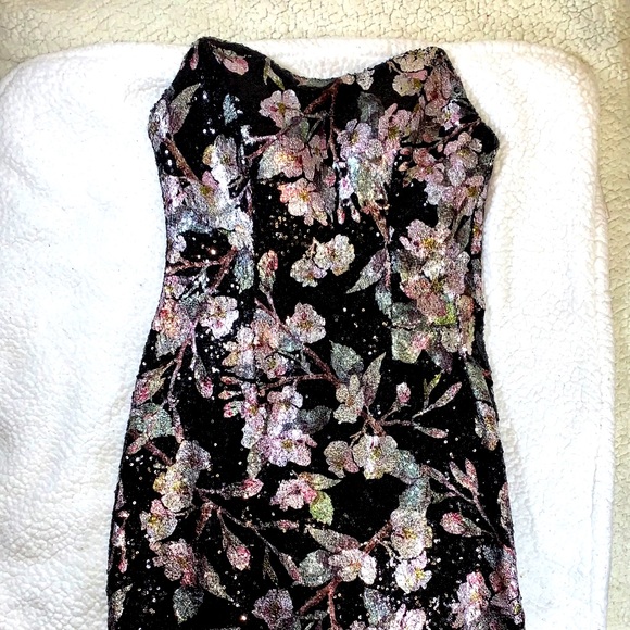 STUNNING DRESS - Picture 2 of 7